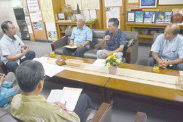 小浜、黒島、竹富公民館の館長が要請を行った=9日、竹富町役場
