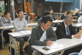 沖縄観光推進ロードマップの説明を受ける参加者=17日午後、市商工会館