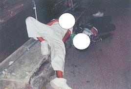 路上寝しているところを発見された男子中学生2人(画像は一部加工してあります)=八重山署提供