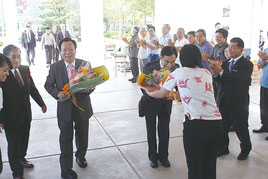 市職員から花束を受け取る陳蘇澳鎮長(左)と張正義議長(右)=6日午後、市役所前