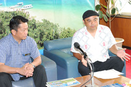 「島人ぬ宝さがしプロジェクト」を発表する比嘉栄昇さん(右)と中山市長=24日午前、市役所