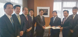 国交省の上野政務官に要請書を手渡す市議会、八重山広域議会の要請団(砥板芳行市議提供)