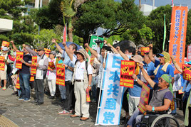 山城議長(中央)らが詰めかけ、気勢を上げた=13日、宜野湾市役所前