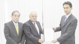 美ぎ島美しゃ市町村会がJTAの丸川潔社長(右)に要請文書を渡した=6日午前、JTA本社(那覇市)