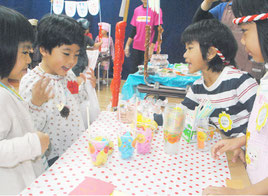 市内の幼稚園でイベントを楽しむ園児たち(資料写真)=2014年11月