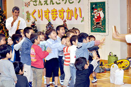 昨年12月、久部良小で開かれた町内3幼稚園合同の「クリスマス会」。子どもの減少は学校統廃合の議論を呼び起こしている