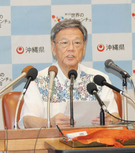 記者会見する翁長知事=25日、県庁