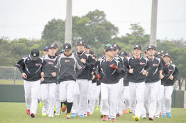 午前10時にウォームアップが始まった=1日、市中央運動公園野球場
