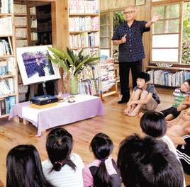 こぼし文庫で行われた月桃忌=26日、竹富島