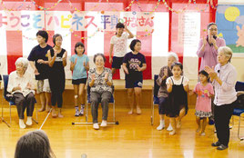 児童と高齢者らが入り交じって健康体操を楽しんだ=26日午後、石垣市子どもセンター
