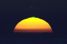 太陽のリム(縁)で観られたグリーンフラッシュ(石垣島天文台提供)