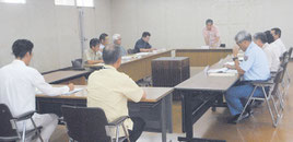 総合戦略策定庁内検討委員会の初会合が開かれた=4日午前、市役所
