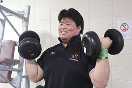 トレーニングに励む知念