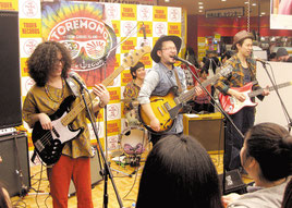 タワーレコード渋谷店でのトレモノライブ=19日、東京都渋谷区