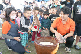「もちつき大会」でにぎわう、みやら保育園。同園も来年度、増改築で定員増を予定している(2014年1月撮影)
