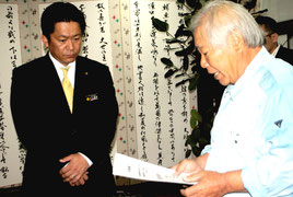 中山市長にバラビ道集落会の決議書を手渡す垣花代表=18日午後、市役所