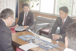 左藤副大臣(左)と会談する中山市長=11日午後、市役所