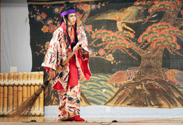 119年振りに上演された「伊祖の子」=26日、宮鳥御嶽