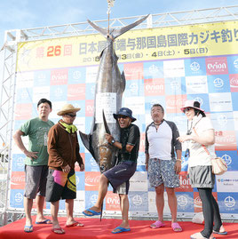 130㌔のクロカワカジキを釣り上げたチームあくあの梶原さん(右から2人目)とメンバーら=4日午後、久部良漁港