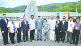 李登輝元総統が石垣島に初来島し、台湾農業者入植顕頌碑前で記念撮影した=30日、名蔵