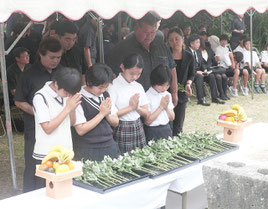 多数の市民が参列し、犠牲者の冥福を祈念した。=24日午後、明和の大津波遭難者慰霊之塔