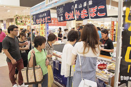 石垣島特産品ブースは多くの来場者でにぎわった=11日午前、イオンモール沖縄ライカム