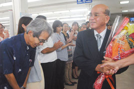 職員の拍手に送られて退任した慶田盛教育長=30日午後、町役場