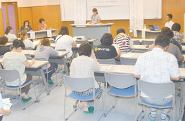 母子寡婦福祉会が学習会を開いた=9日夜、石垣市健康福祉センター
