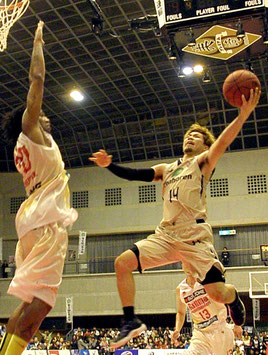 琉球キングスを勝利に導いた岸本隆一(右)=18日夜、石垣市総合体育館