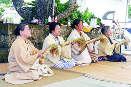 願いを行う4人の神司=7日午前、白保集落
