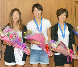 なでしこ3選手が市長表敬した(右から永里亜紗乃、熊谷紗希、大儀見優季)=22日午前、市役所