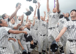 2006年1月、春の甲子園初出場を決めて喜ぶ伊志嶺監督(中央)と選手たち