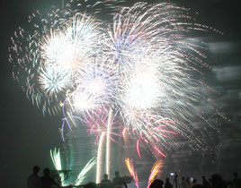 ▲1500発の花火が打ち上げられた「石垣島の夜空を飾る花火&レーザーショー」=21日夜、旧八島駐車場跡
