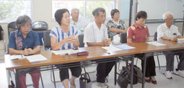 教科書選定に抗議する「子どもと教科書を考える住民の会」メンバー=19日午後、市教委