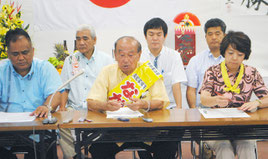 八重山版マニフェストを発表する仲井真氏(中央)=1日午後、石垣市の八重山選対支部