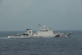 機関砲のようなものを搭載し、尖閣諸島周辺の接続水域を航行する「海警33115」(第11管区海上保安本部提供)
