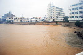 台風21号が襲来し、赤土で染まる石垣市の新川川河口=28日午後5時ごろ