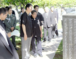 江渡防衛相は平和の礎の視察を行った=23日、平和祈念公園
