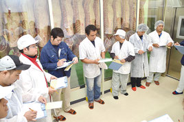 初セリが行われ、高値に湧いた=8日、八重山食肉センター