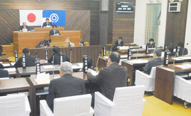 石垣―那覇路線の航空運賃について要請決議などを可決した市議会の臨時会=9日午前、議場