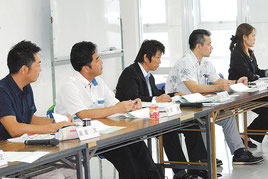 総合戦略の具体的施策について意見交換する策定委員会のメンバー=25日午後、港湾ターミナル