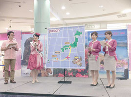 7日、イオンモール伊丹での誘客イベントで八重山をPRするミス八重山とピーチの客室乗務員(YVB提供)