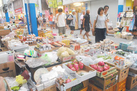 公設市場の路上で営業している店。訪れるのはほとんどが観光客(25日午後)