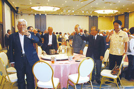 末永い交流を誓って乾杯する岡山、八重山のグラウンド・ゴルフ協会会員ら=9日夜、ホテル日航八重山