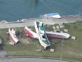 台風21号で、与那国町では陸揚げされた小型船が横倒しになっている(石垣航空基地提供)