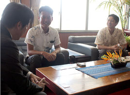 チャイナエアラインの担当者が、定期便の通年運航を中山義隆石垣市長に報告した=1日午後、市長室