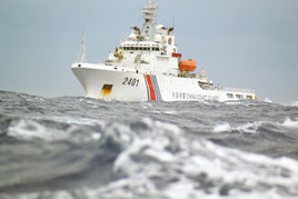 尖閣周辺海域で高洲丸に接近する中国公船「海警」=9日午前10時ごろ(仲間均市議提供)
