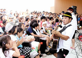 きいやま商店がミニライブを行った=10日午後、イオンモール沖縄ライカム