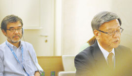 演説する翁長を背後の席で見守るNPОの上村代表=21日、スイス・ジュネーブの国連人権理事会