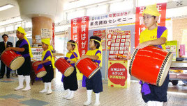 アトラクションで販売開始をPRした子どもエイサー会=30日午前、八重山郵便局